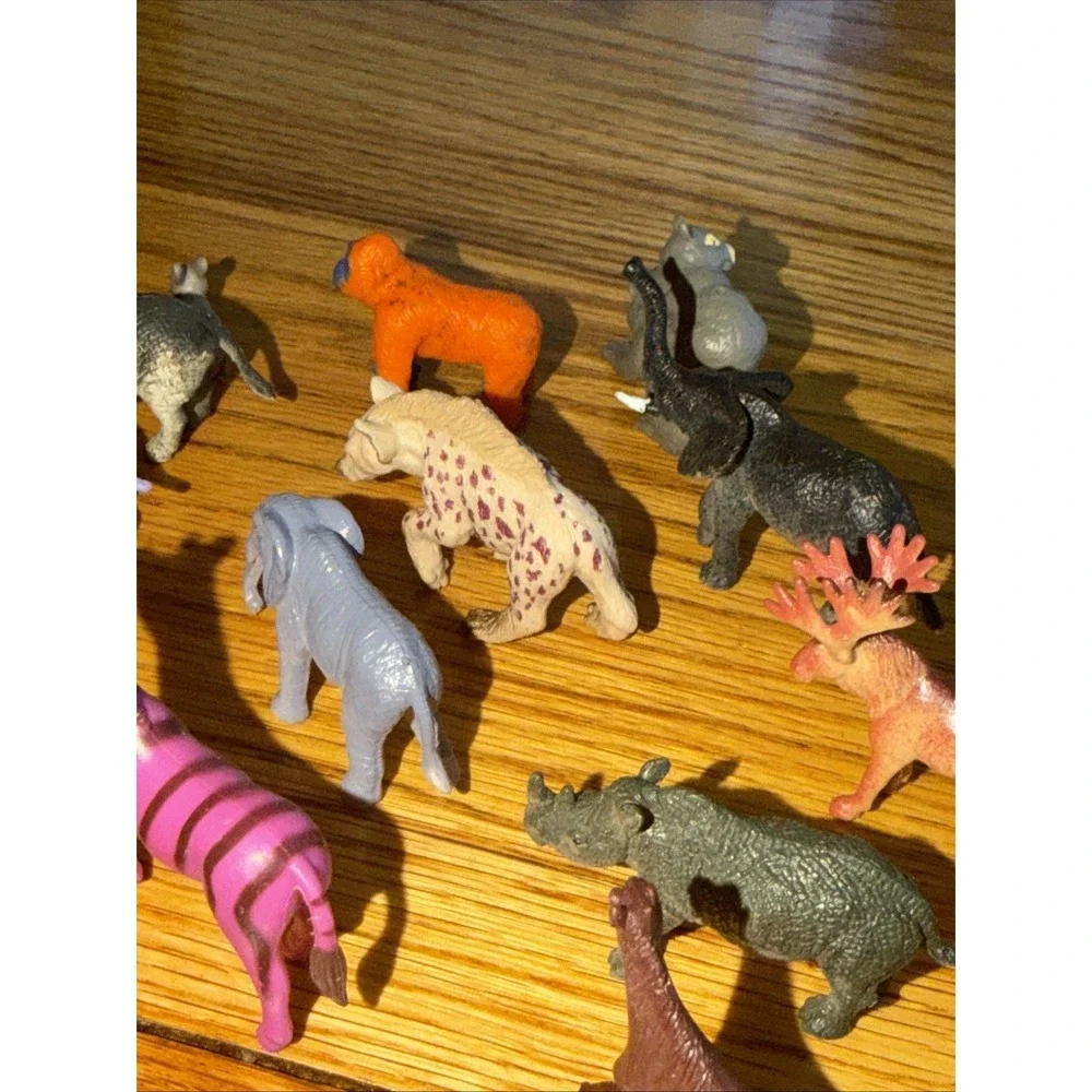 Lot Of Small Plastic Safari Zoo Wildlife Figures 17 Total All Colors And Species